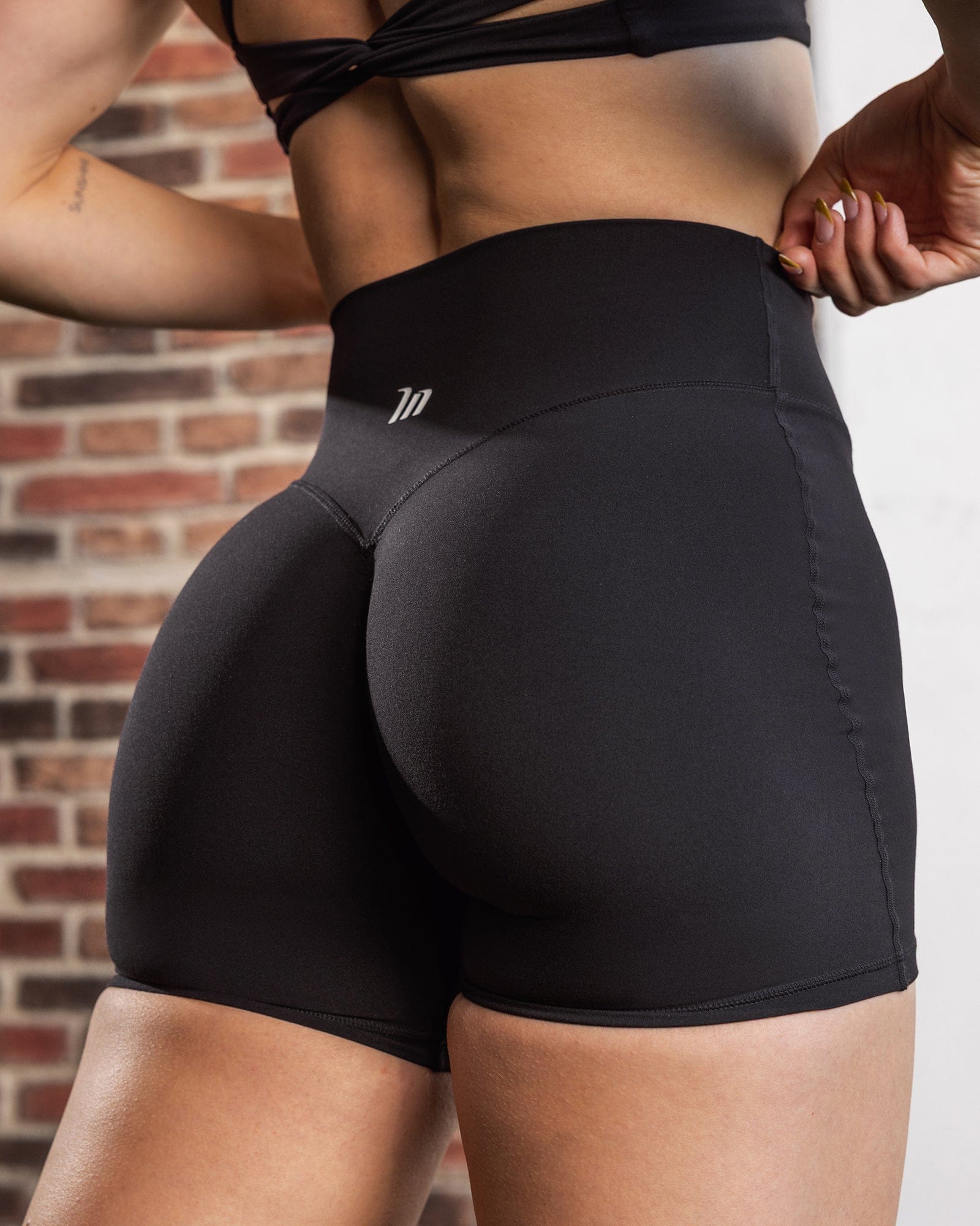 Muscle Nation Shorts Aura Peachy Invisible Scrunch Midway Shorts - Black