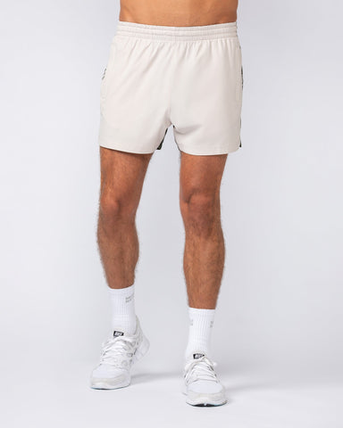 Muscle Nation Shorts Stride 3.5" Shorts - Cream / Dark Khaki